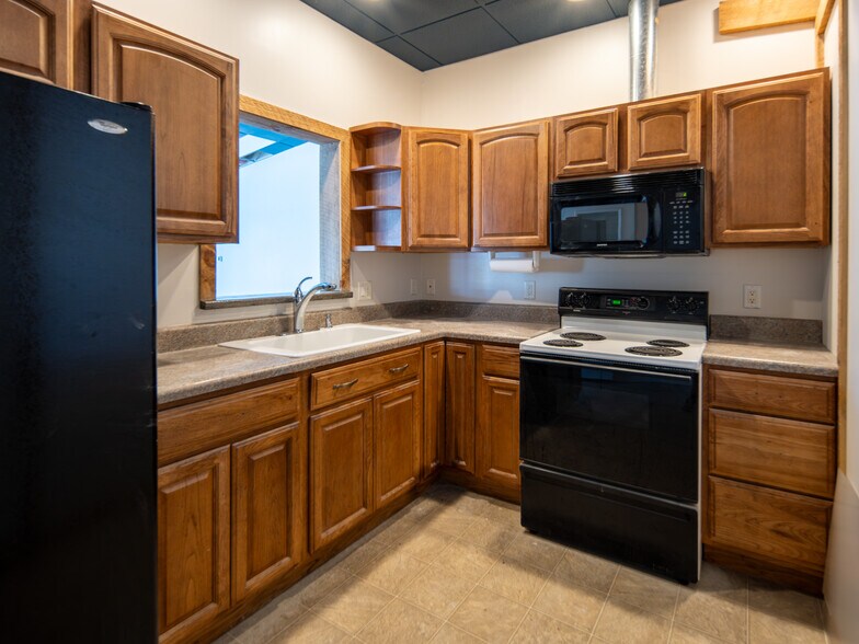 More Photos Of 512 Kanuga Rd, Hendersonville Showroom For Lease