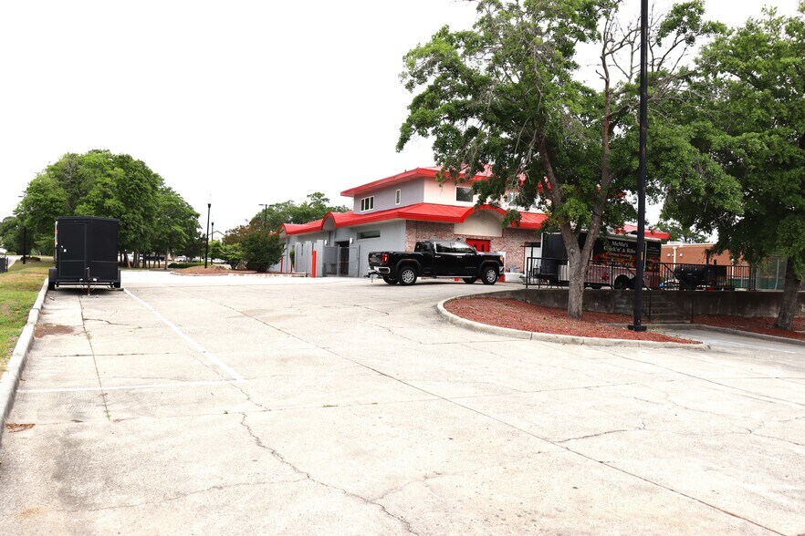 More Photos Of 8232 Market St, Wilmington Freestanding For Sale