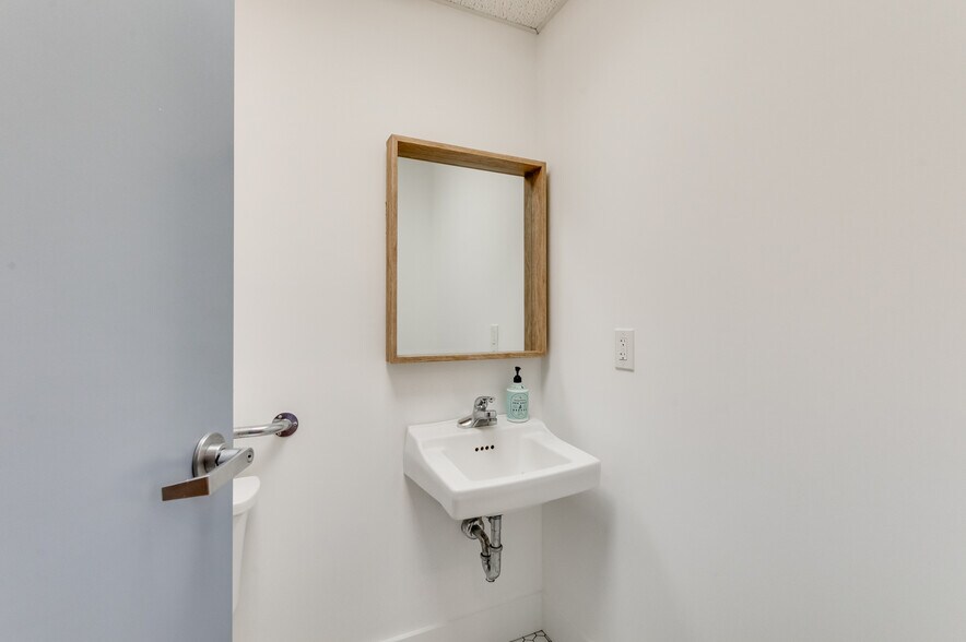 More Photos Of 16945 General Puller Hwy, Deltaville Office For Sale