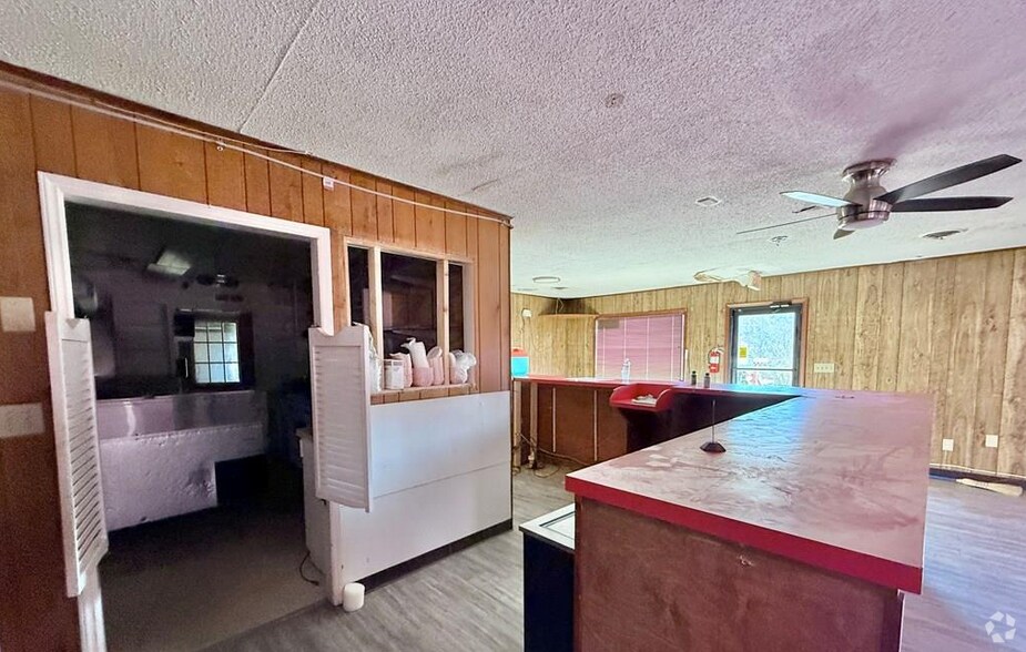 More Photos Of 82 Saddleridge Rd, Bassett Restaurant For Lease