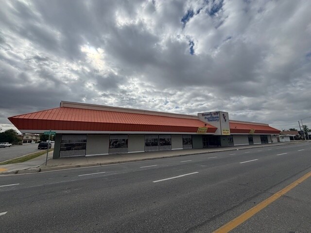 Primary Photo Of 620 Chester Ave, Bakersfield Showroom For Lease
