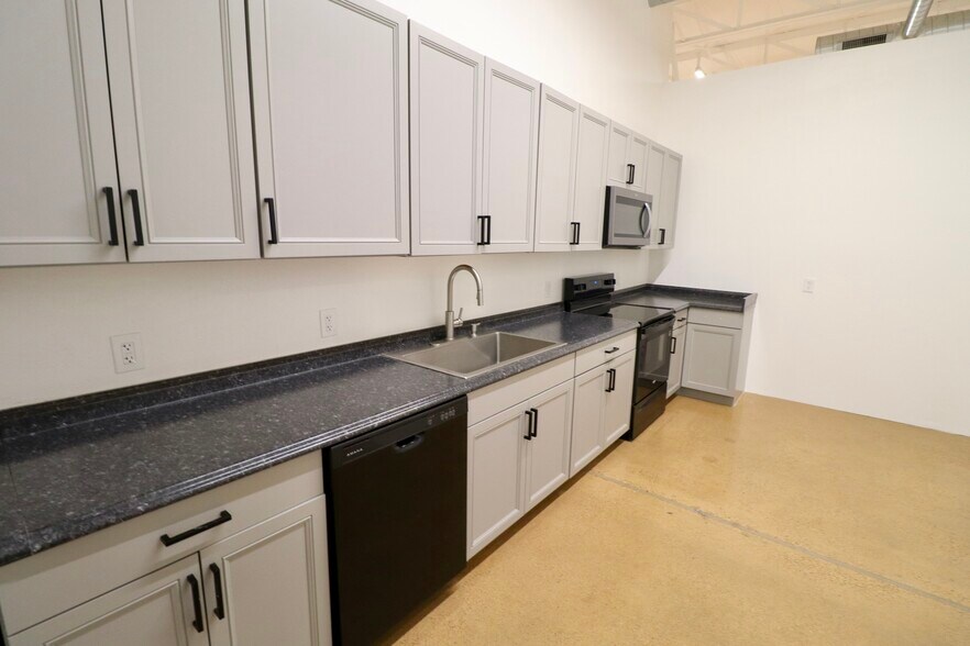 More Photos Of 1336 Crampton St, Dallas Distribution For Lease