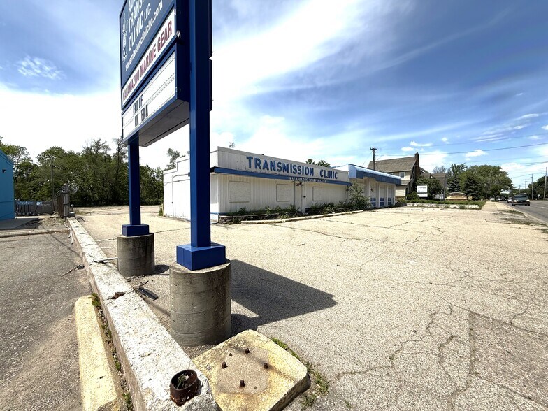 Primary Photo Of 2706 Portage St, Kalamazoo Auto Repair For Sale
