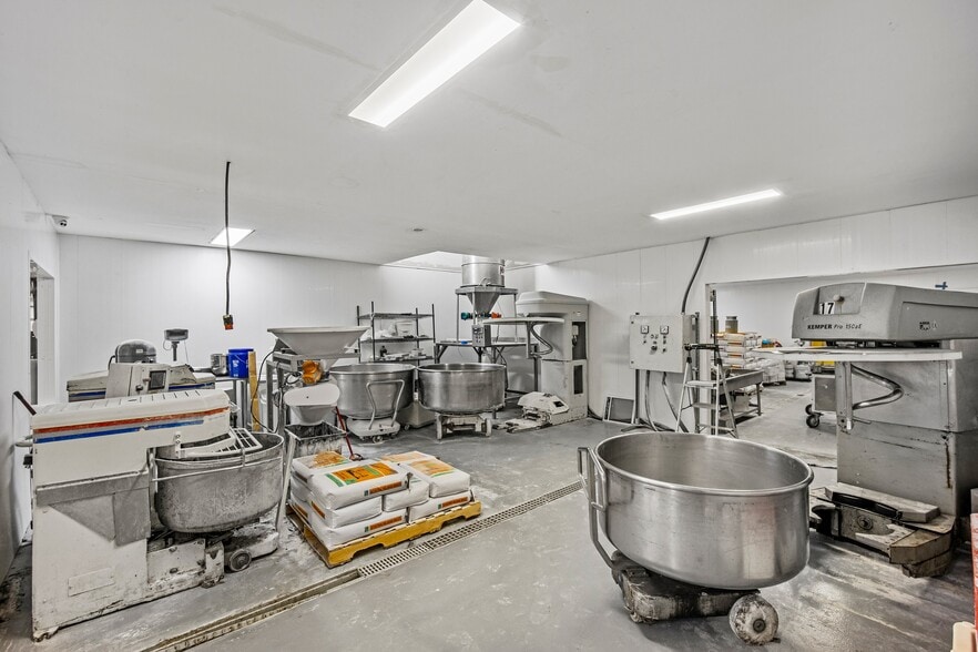 More Photos Of 381 Vineyard Ave, Highland Refrigeration Cold Storage For Sale