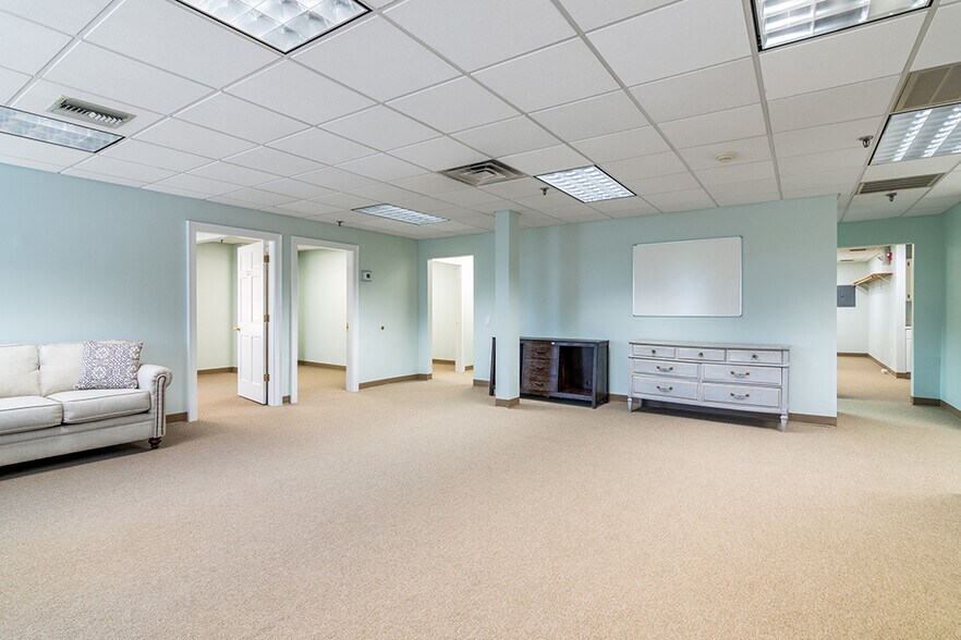 More Photos Of 400 Massasoit Ave, East Providence Medical For Sale
