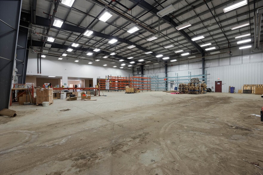 More Photos Of 105 Oak Crt, Anzac Warehouse For Sale