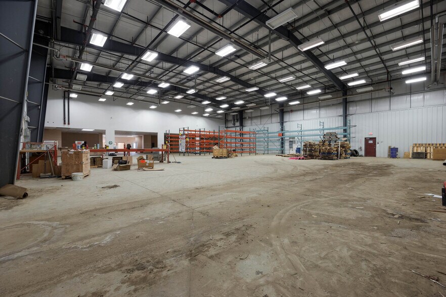 More Photos Of 105 Oak Crt, Anzac Warehouse For Sale