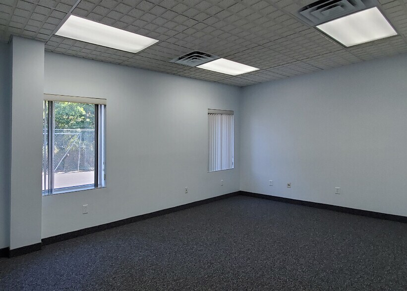 More Photos Of 2333-2335 W 50th St, Erie Warehouse For Lease