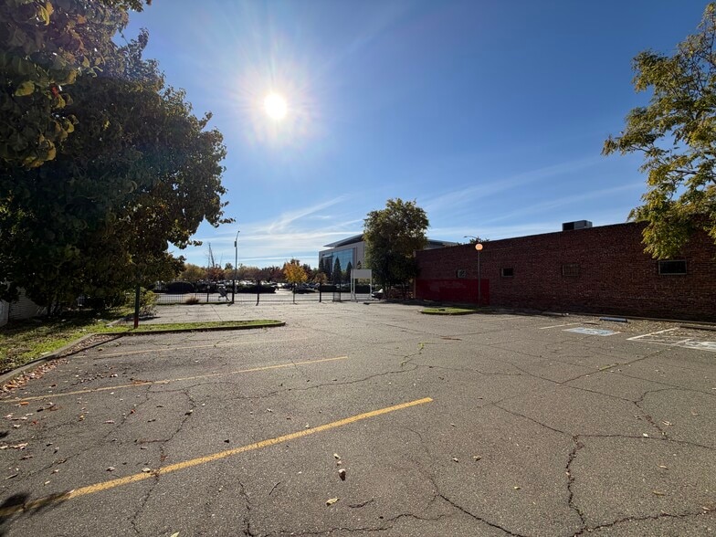 More Photos Of 2523 Broadway, Sacramento Restaurant For Sale