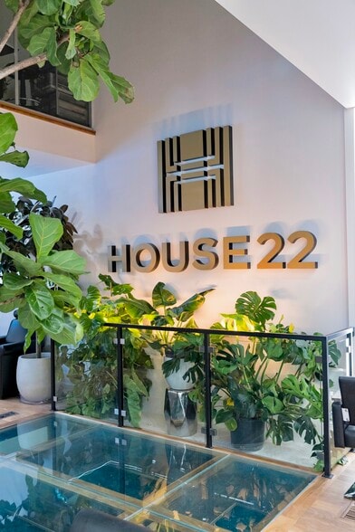 More Photos Of 22 E Elm St, Chicago Storefront Retail Office For Sale