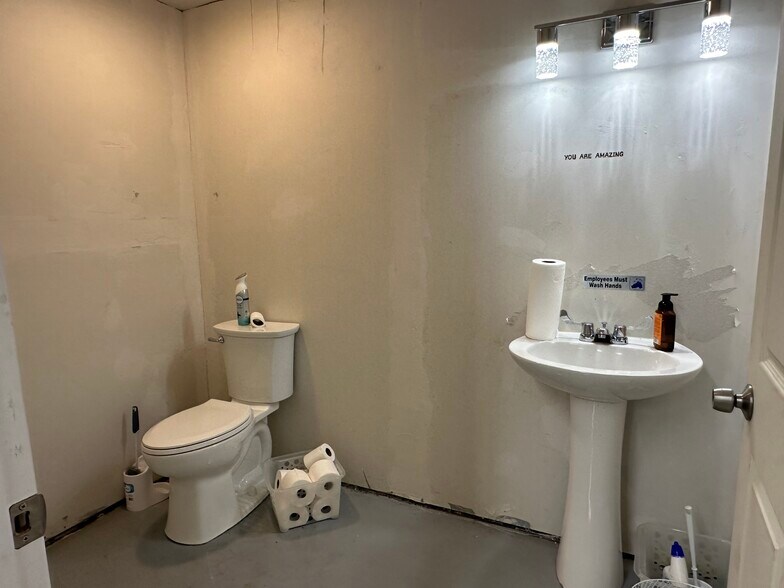 More Photos Of 903 S Sioux St, Okmulgee Light Manufacturing For Sale