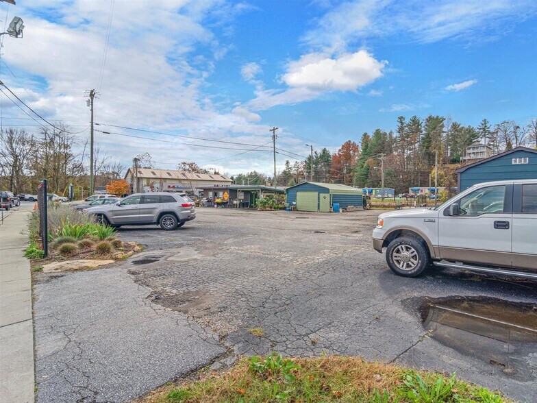 More Photos Of 307-321 S Washington St, Hendersonville Land For Lease