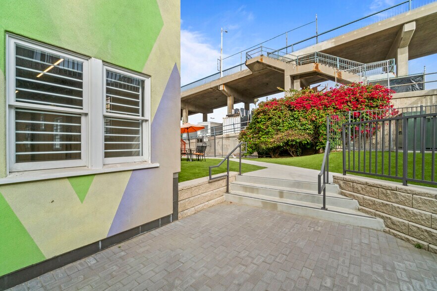 More Photos Of 1605 Ocean Front Walk, Santa Monica Storefront For Lease