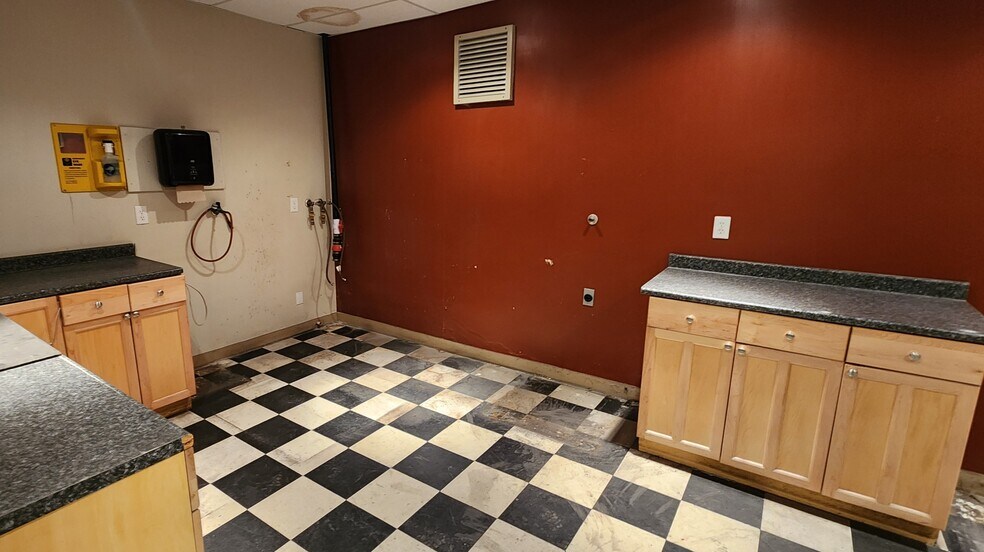 More Photos Of 1810 Kosmina Rd, Vernon Manufacturing For Sale