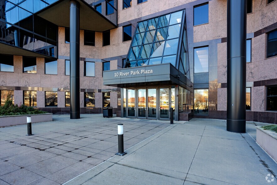 More Photos Of 10 River Park Plz, Saint Paul Office For Lease