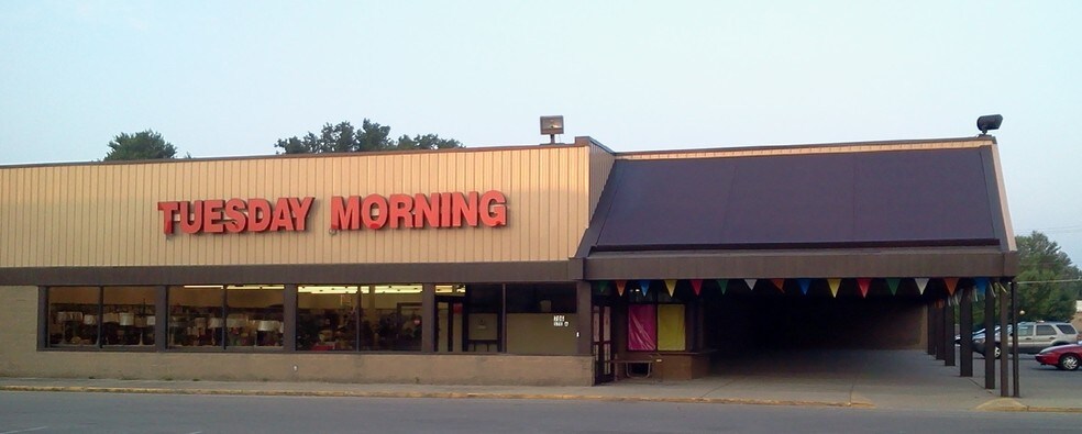 More Photos Of 706 E Lewis & Clark Pky, Clarksville Department Store For Lease