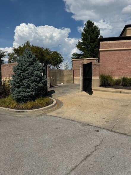 More Photos Of 5001 Town Center Dr, Leawood Restaurant For Sale