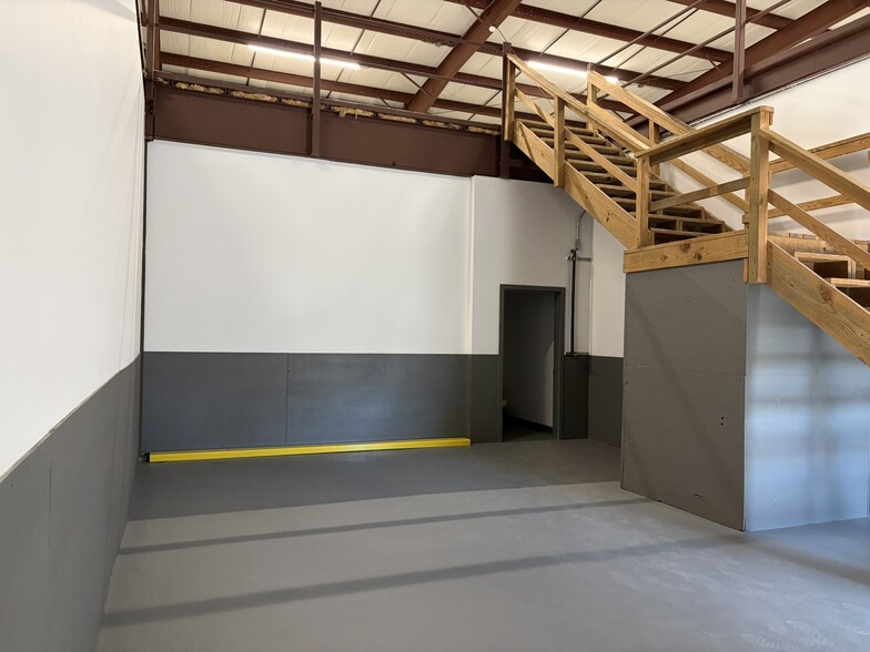 More Photos Of 66 Old Country Rd, Quogue Warehouse For Lease