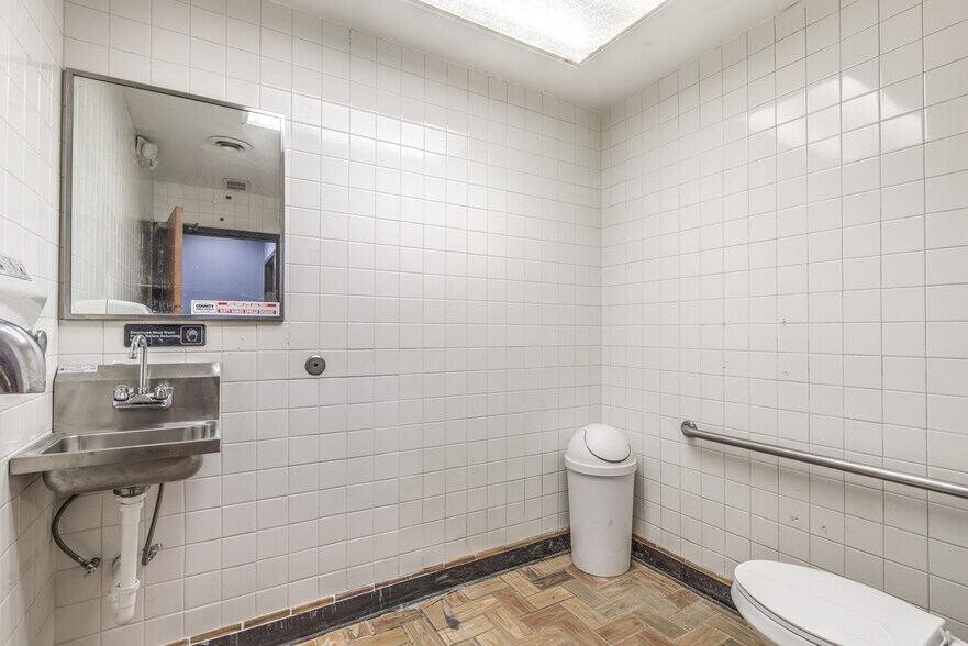 More Photos Of 6125 Natural Bridge Ave, Saint Louis Bar For Lease