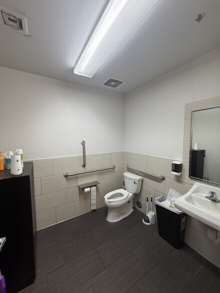 More Photos Of 2140 S Douglas Dr, Chandler Warehouse For Lease