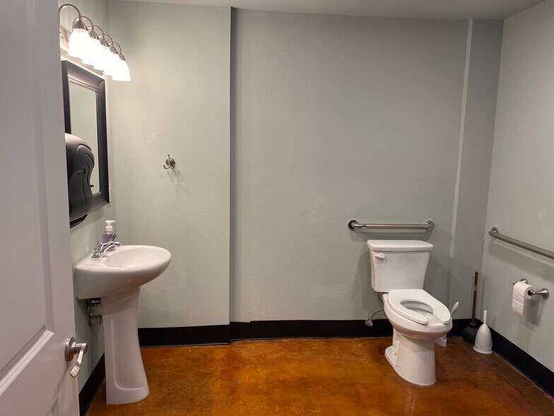 More Photos Of 619 W Rhapsody Dr, San Antonio Light Manufacturing For Lease