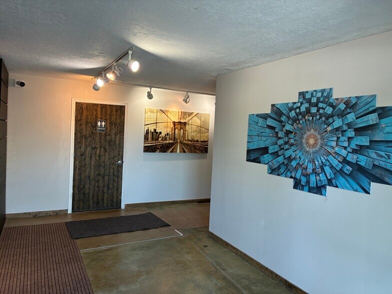 More Photos Of 461-489 W Parkland Dr, Sandy Warehouse For Lease