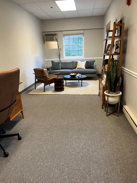 More Photos Of 200 Great Rd, Bedford Storefront Retail Office For Lease