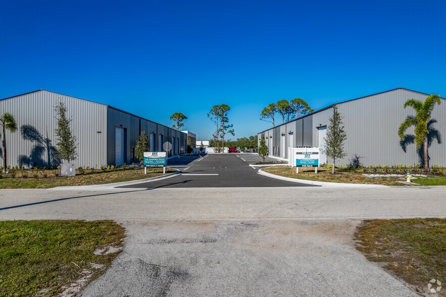 More Photos Of 2209 Whitfield Park Loop, Sarasota Unknown For Lease