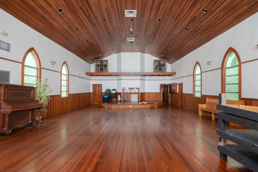 More Photos Of 619 NE 1st St, Gainesville Religious Facility For Sale