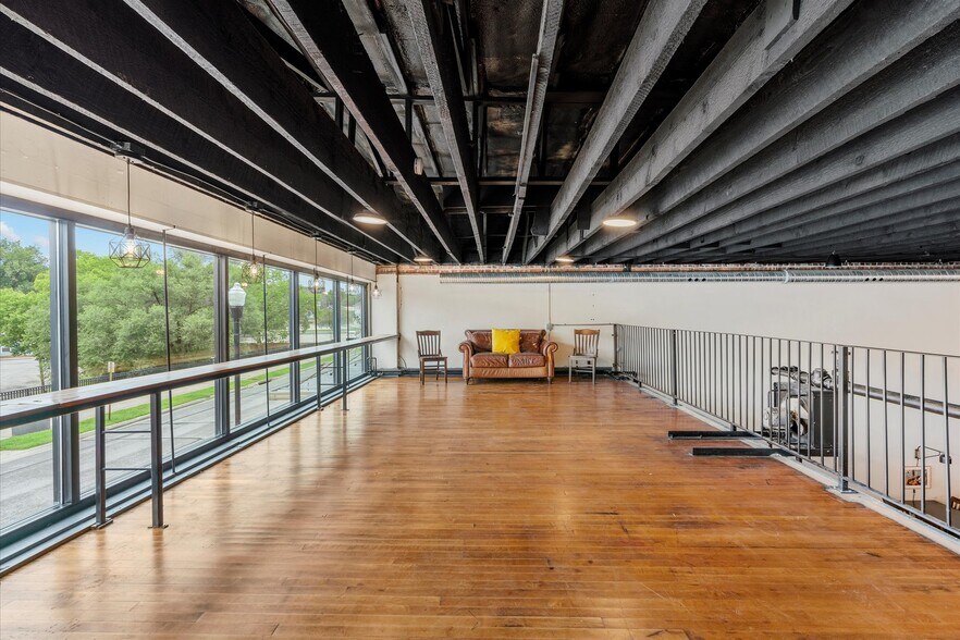 More Photos Of 415 S Thompson Ave, Excelsior Springs Bar For Sale