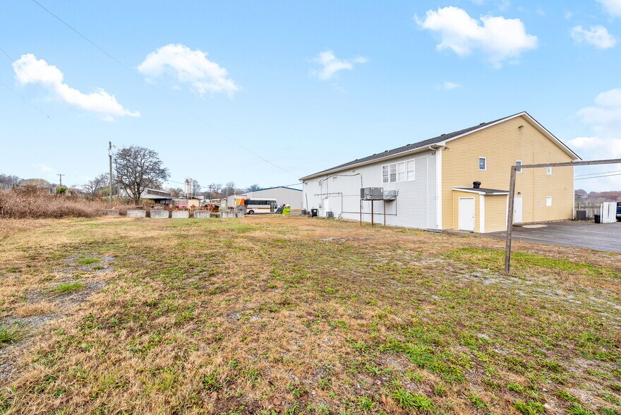 More Photos Of 701 Red River St, Clarksville Office For Sale