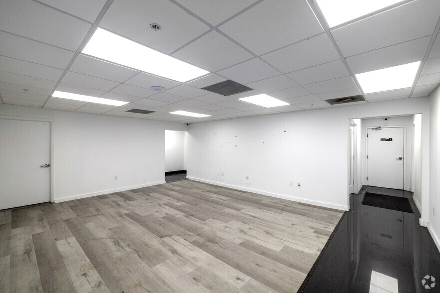 More Photos Of 5240-5260 NW 167th St, Hialeah Warehouse For Lease