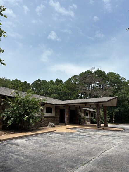 More Photos Of 600 Memorial Dr, Bella Vista Office For Lease