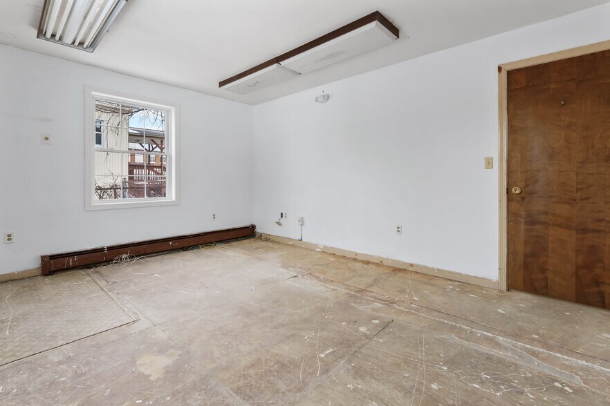 More Photos Of 76 Maple St, Manchester Office For Sale