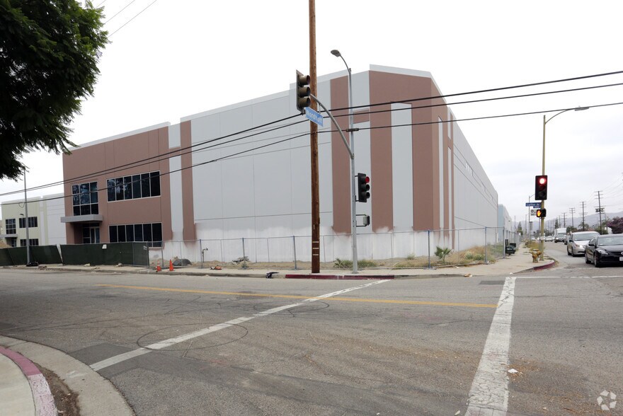 More Photos Of 9043 N Lurline Ave, Chatsworth Warehouse For Lease