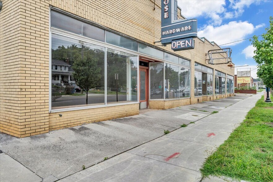 More Photos Of 2302 Melrose Ave NW, Roanoke Flex For Lease