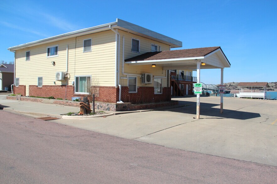 More Photos Of 115 N River St, Chamberlain Hotel For Sale