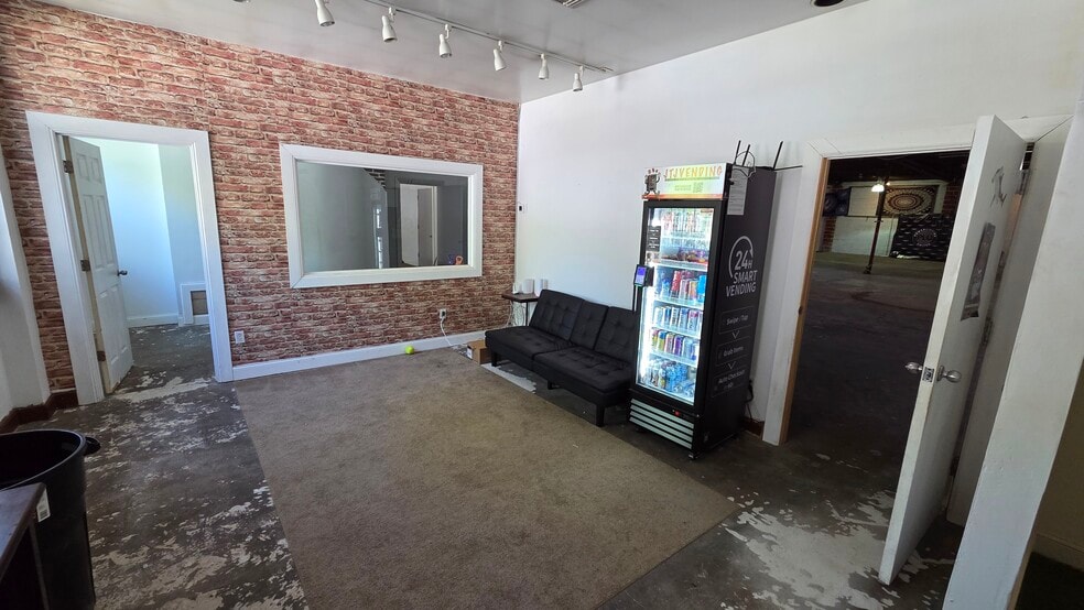 More Photos Of 861 W 46th St, Norfolk Warehouse For Lease
