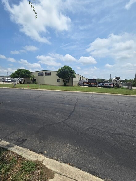 More Photos Of 13402 Western Oak Dr, Helotes Warehouse For Lease