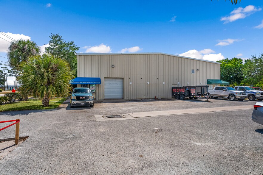More Photos Of 3101-3215 Aviation Blvd, Vero Beach Warehouse For Lease