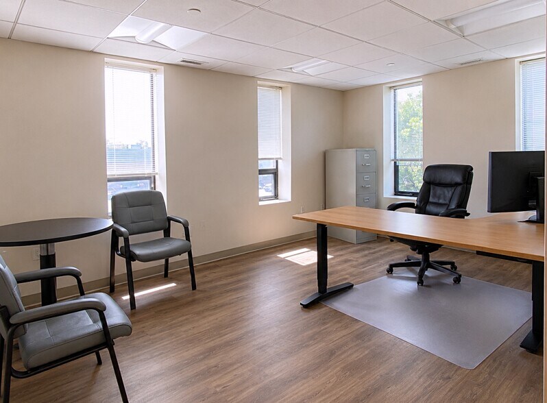 More Photos Of 10 Everberg Rd, Woburn Flex For Lease