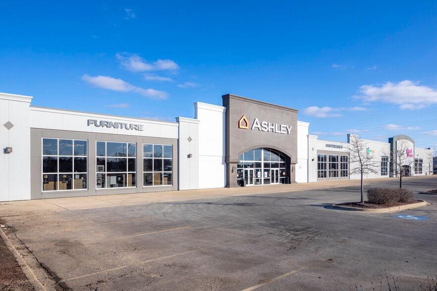 More Photos Of 7143 E State St, Rockford Freestanding For Sale