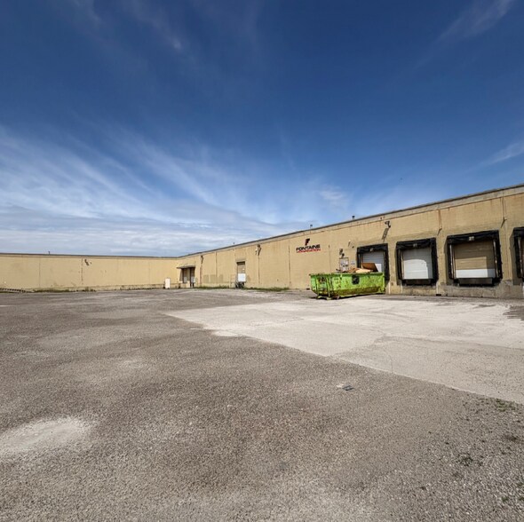 More Photos Of 6500 E Davison St E, Hamtramck Distribution For Lease