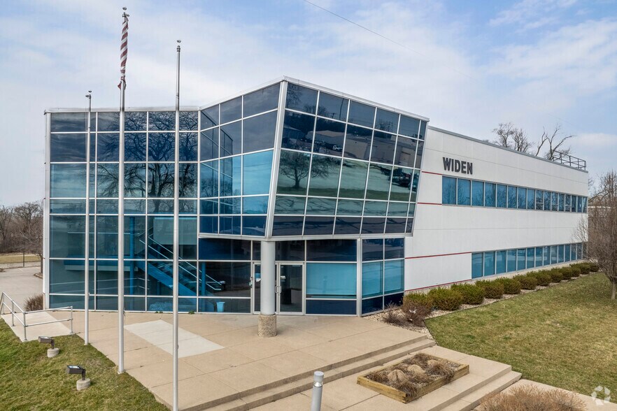 More Photos Of 6911 Mangrove Ln, Monona Office For Sale