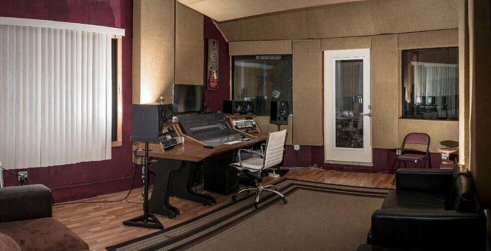 More Photos Of 1376 W Grand Ave, Chicago Storefront Retail Office For Lease