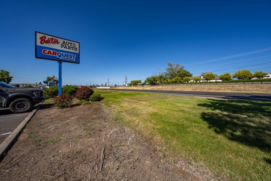 More Photos Of 3755 Crater Lake Hwy, Medford Freestanding For Sale