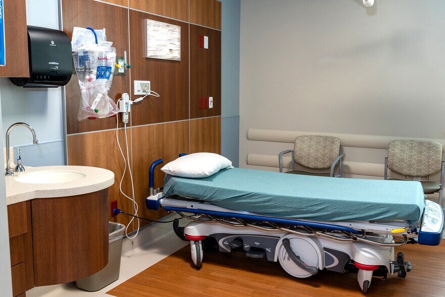 More Photos Of 7246 W 75th St, Overland Park Hospital For Lease