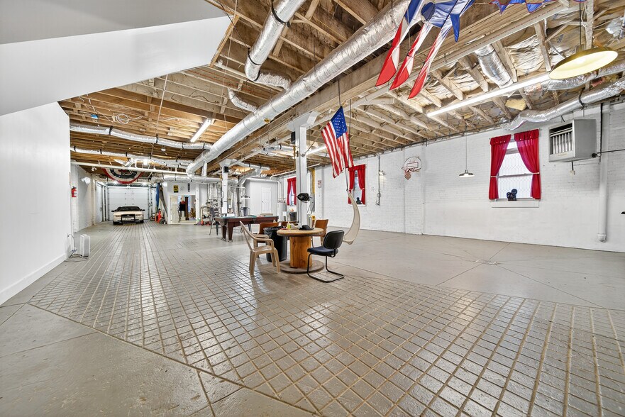 More Photos Of 109 7th Ave E, Springfield Flex For Sale