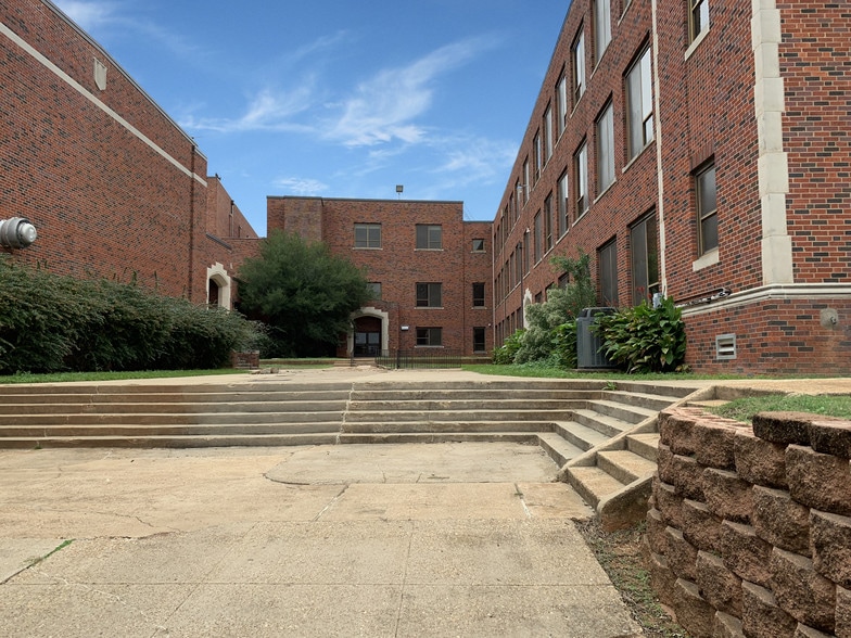 More Photos Of 700 W Houston St, Marshall Schools For Sale