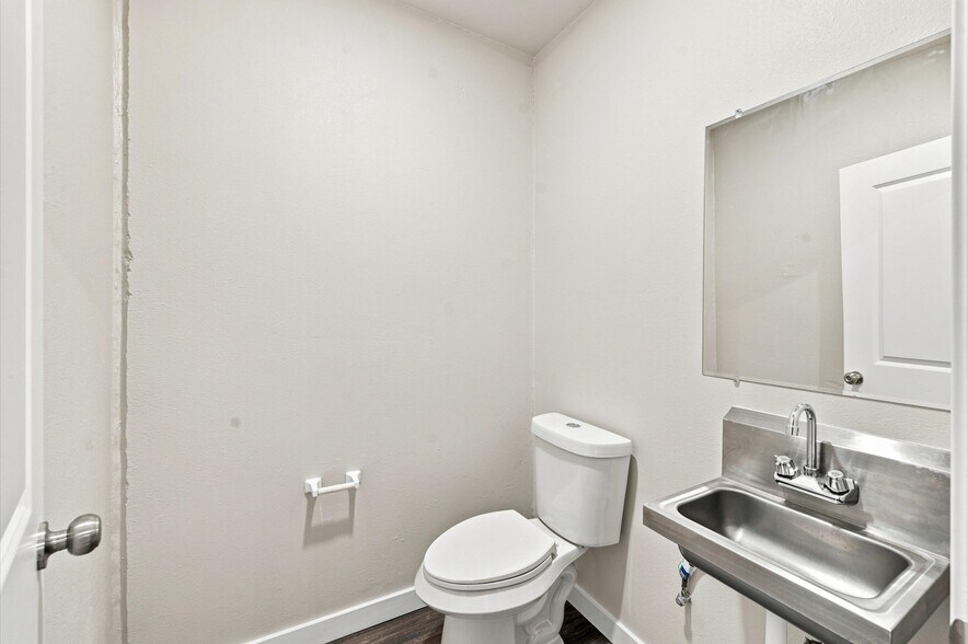 More Photos Of 1440 Cedar Post Ln, Houston Warehouse For Sale